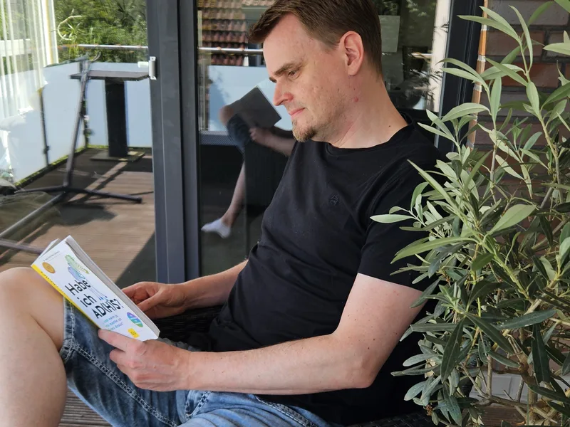 Martin Kleine liest ein Buch über ADHS bei Erwachsenen