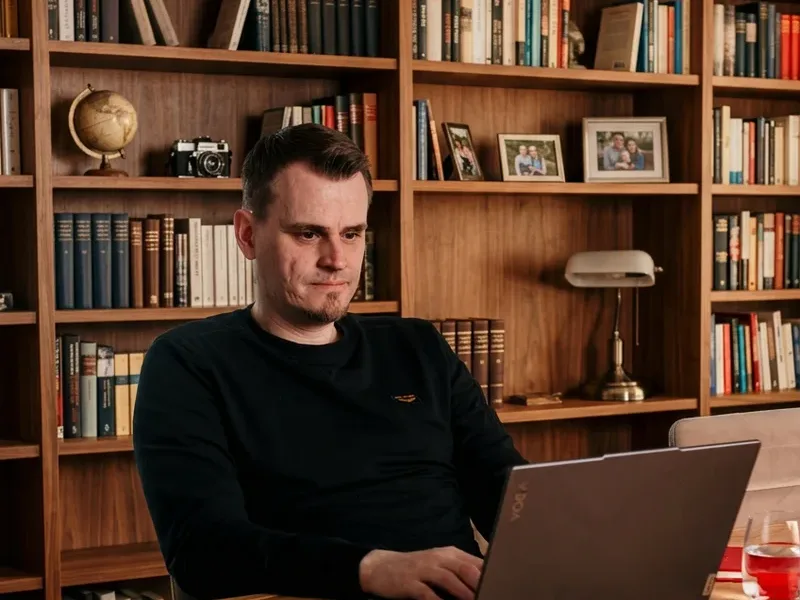 Martin Kleine arbeitet konzentriert am Laptop im Arbeitszimmer
