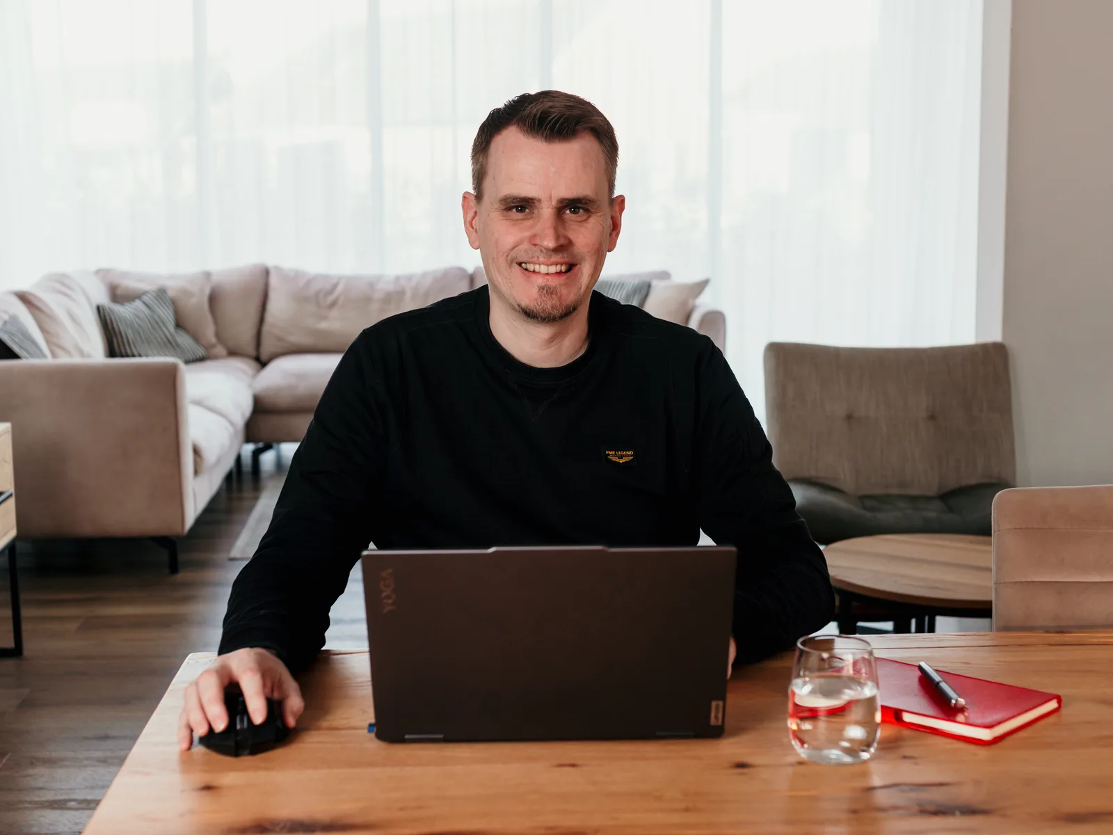 Business Coach Martin Kleine an seinem Arbeitsplatz - Coaching für Gründer mit ADHS in Bielefeld