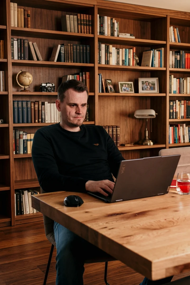 Martin Kleine konzentriert beim Coaching - eigenes System statt Standard-Frameworks